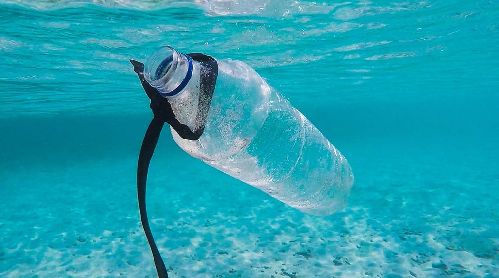 Plastikowa butelka w wodzie