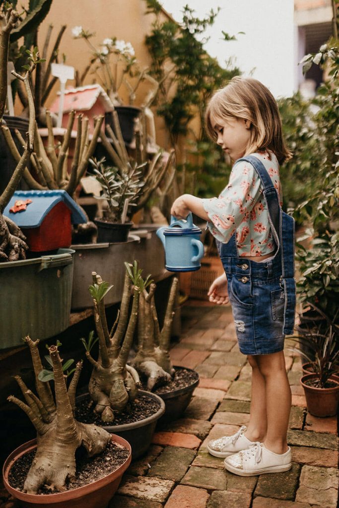 dziewczynka w ogródku