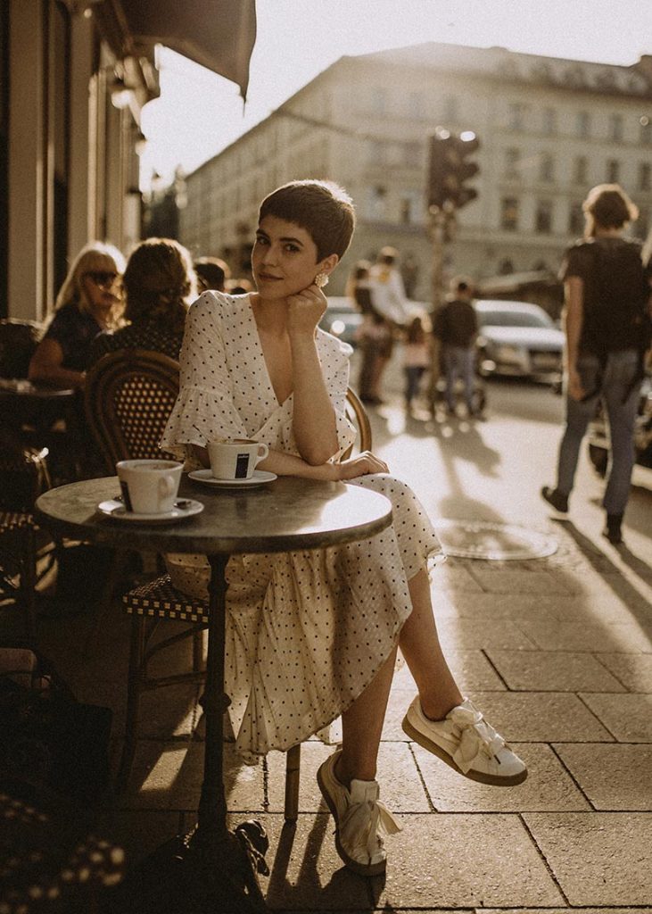 kobieta w kawiarni